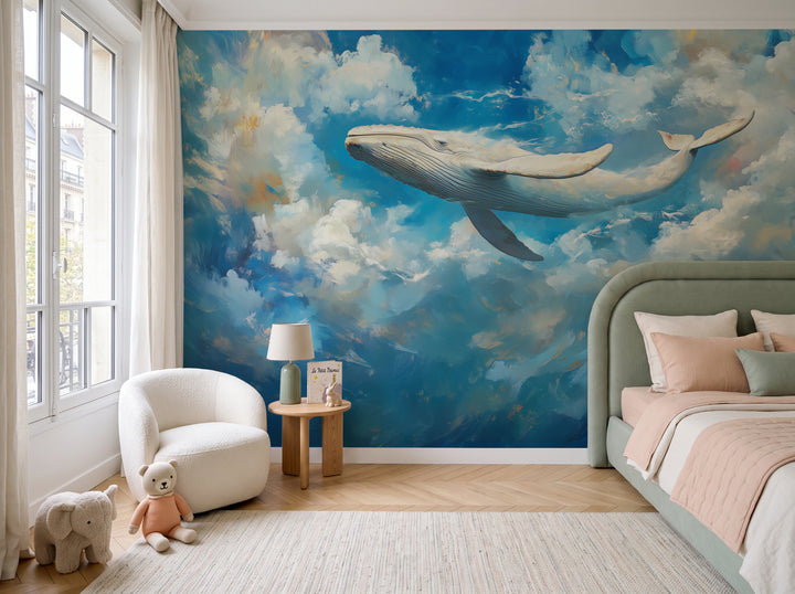 BLUE YONDER auf der ganzen Wand eines Kinderzimmers: Wal, länger als die halbe Wand, über Sessel, Tisch und Bett