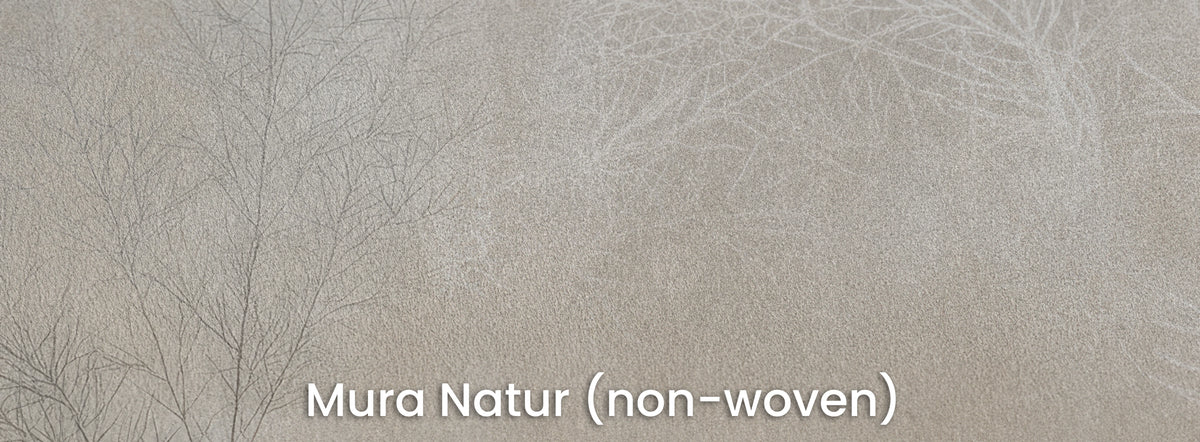 BRUSHWOOD na podłożu Mura Natur – matowa włóknina pod szarymi krzewami we mgle