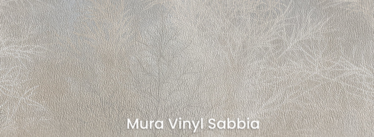 BRUSHWOOD na podłożu Mura Vinyl Sabbia – ziarnista faktura piasku w beżowej dolnej części