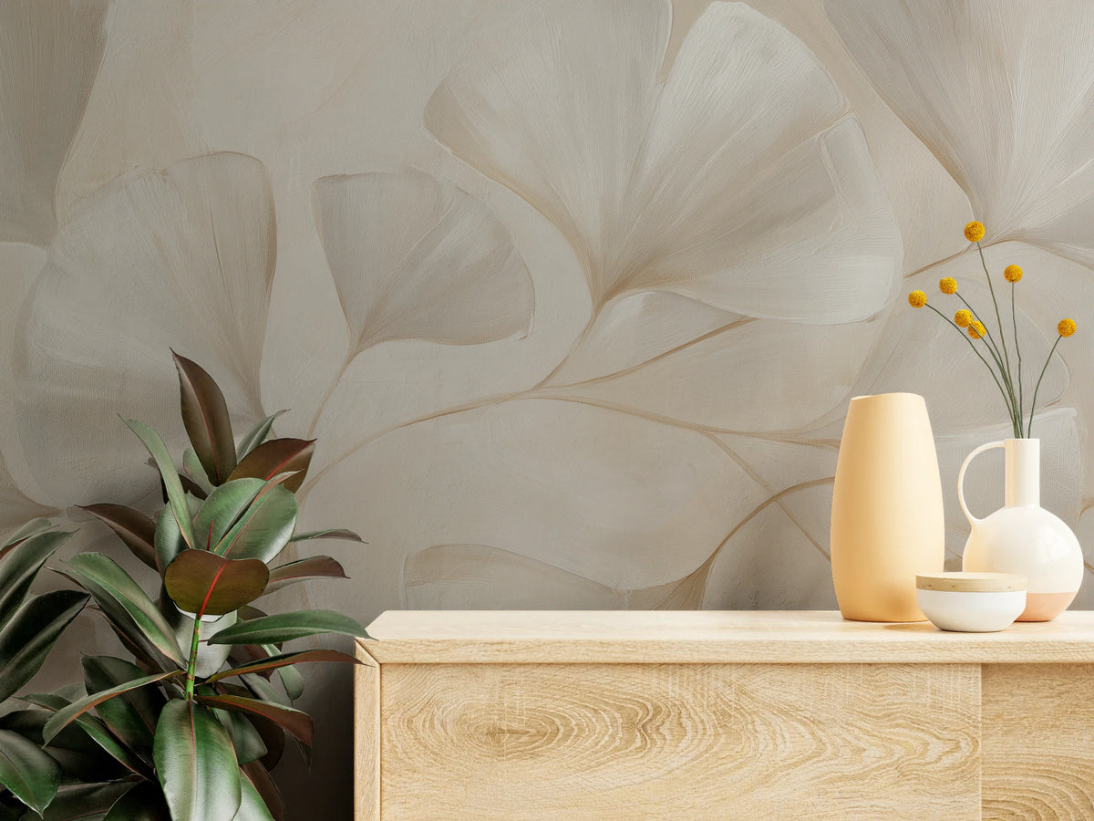 CAMEO aus der Nähe – glatt schattierte weiße Blätter und beige Stiele über einer Kommode aus hellem Holz