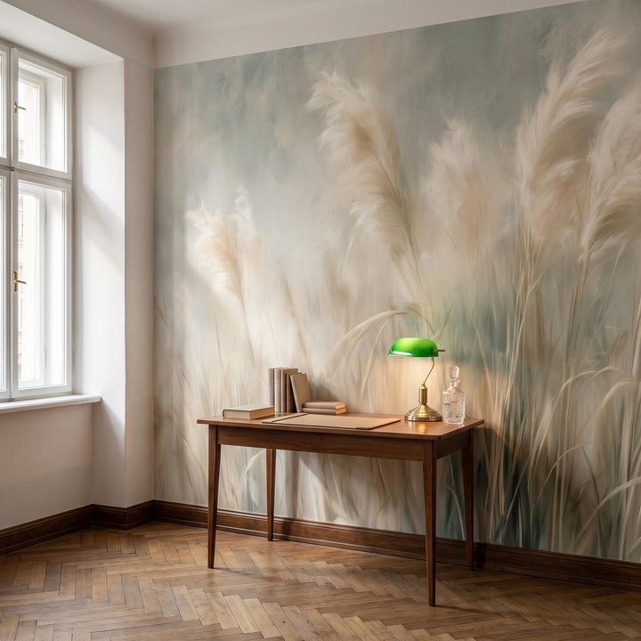 CASHMERE TUFTS dans une mise en scène de bureau dans un immeuble ancien de Cracovie, table en noyer et lampe verte devant le mur