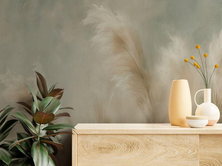 CASHMERE TUFTS en gros plan – coups de pinceau effilés sur les plumets au-dessus d'une commode en bois clair avec vases