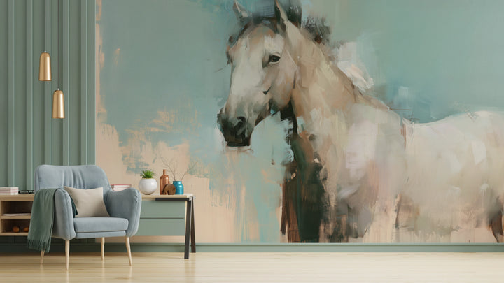 CELADON HOUR, pared de salón: caballo claro de la cabeza a la grupa sobre fondo verde celadón; a la izquierda, panel verde y sillón celeste