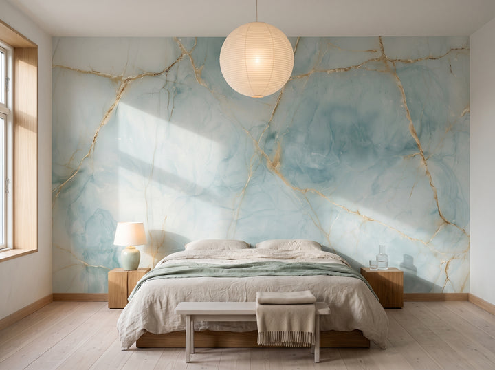 CELADON KINTSUGI w aranżacji sypialni japandi, za niskim łóżkiem z lnianą pościelą i papierową lampą