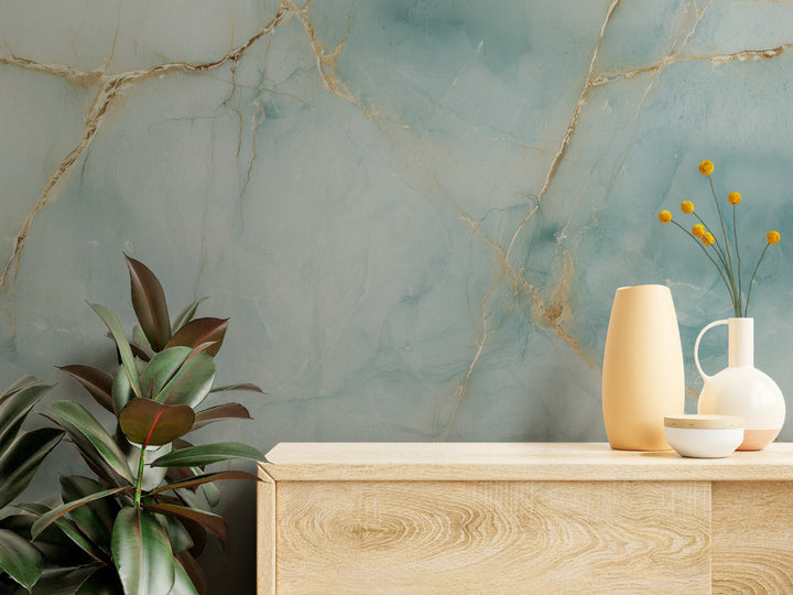CELADON KINTSUGI z bliska, przy jasnej dębowej komodzie z wazonami: złote żyłki dzielą seledynowe tło na pola