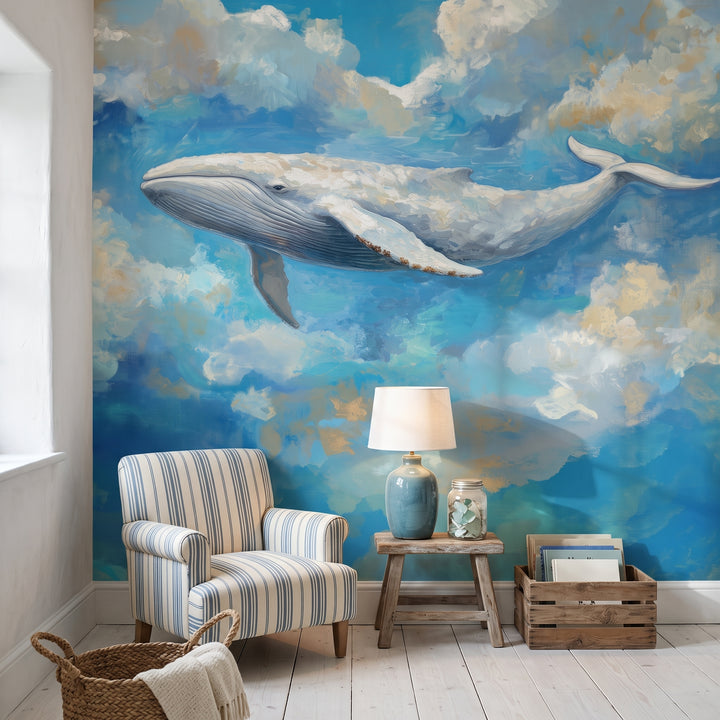 CERULEAN GLIDE in der Raumgestaltung einer Leseecke: Wal von Kopf bis Schwanzflosse über Sessel mit blauen Streifen, Hocker mit Lampe und Bücherkiste