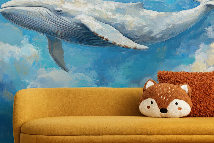CERULEAN GLIDE aus der Nähe: gestreifte Kehle und Flosse mit rostfarbenem Rand über einem senffarbenen Sofa mit Kissen in Fuchsform
