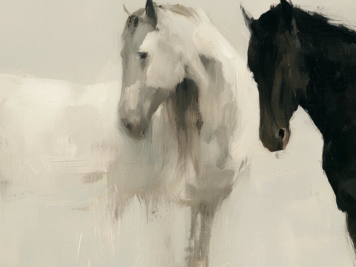 CHALK AND COAL de cerca: cabeza del caballo blanco con el flequillo caído y perfil del negro, fondo color lino