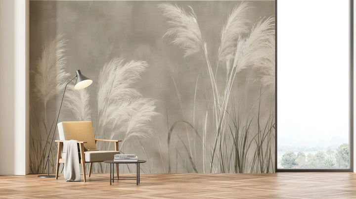 CHALK CRESCENDO en toda la pared de un salón luminoso: los plumeros llegan más alto que la lámpara de pie sobre el sillón
