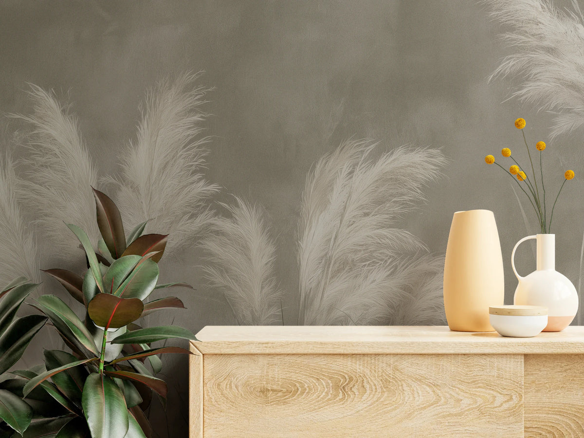 CHALK CRESCENDO aus der Nähe – weiche Pampasrispen über einer hellen Holzkommode mit Vasen