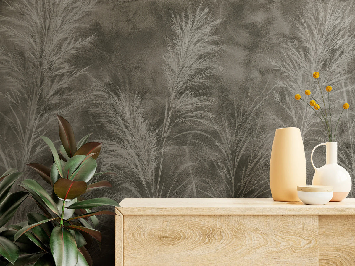 CHALK GRASSES im Detail: helle Rispen und feine Grasblätter über einer Holzkommode mit Vasen