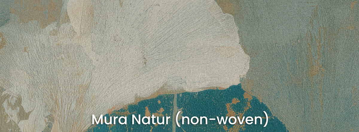 CHALK IMPRINT auf Mura Natur – mattes Vlies über dem dunklen meerblauen Feld