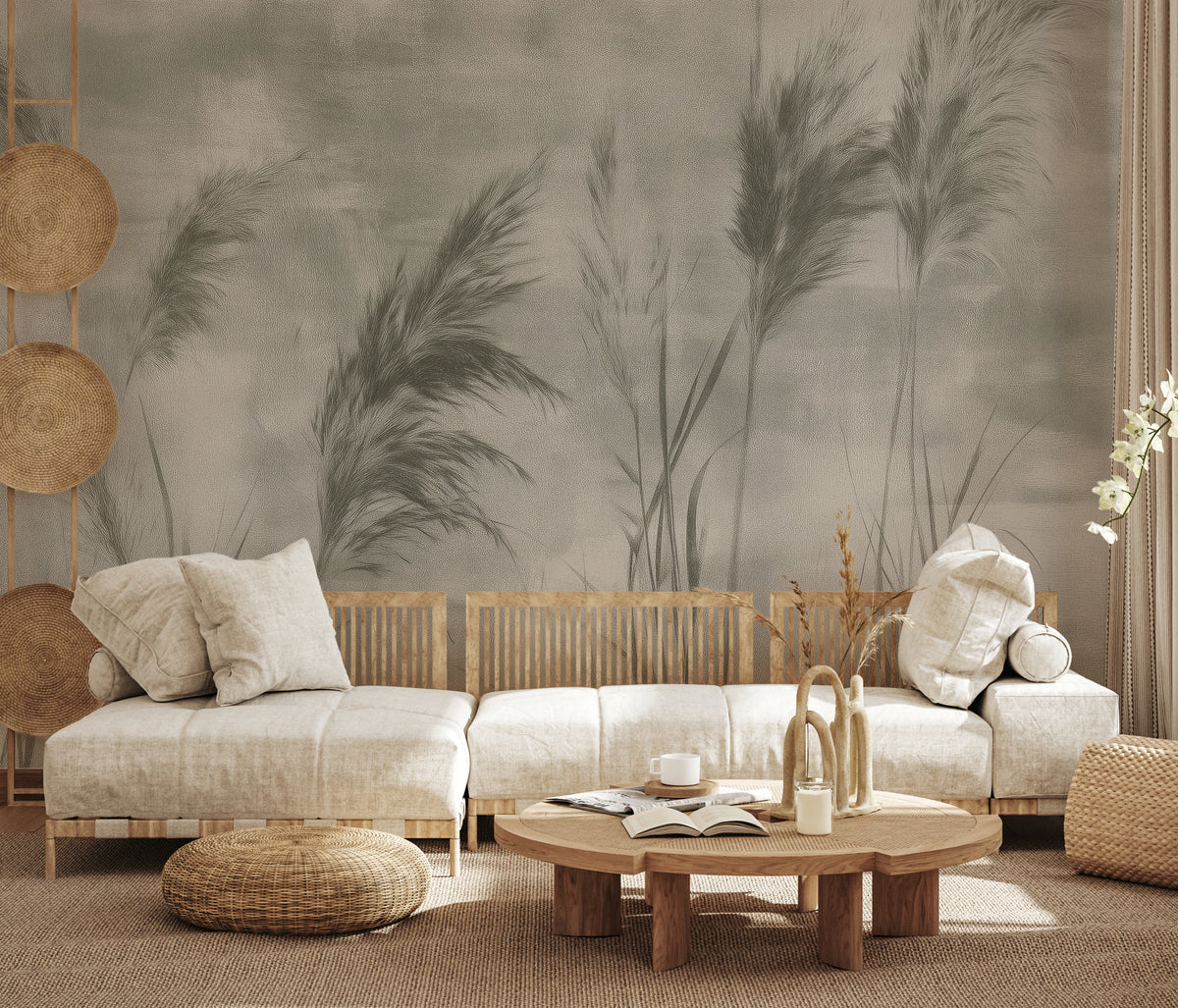 CHARCOAL RUSHES sur tout le mur d'un salon lumineux : les panicules s'élèvent haut au-dessus d'un long canapé et d'une table basse ronde