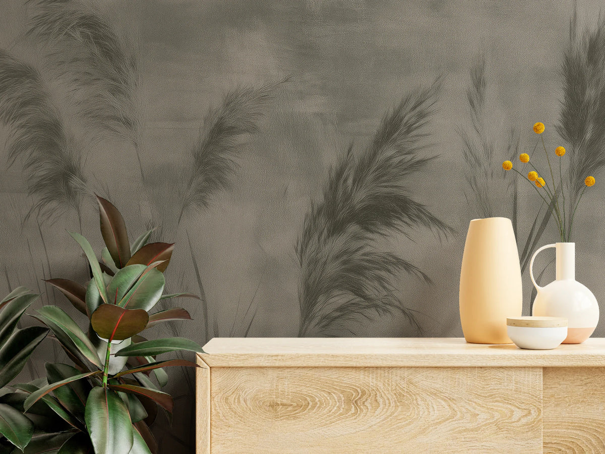 CHARCOAL RUSHES de près : panicules graphite au-dessus d'une commode claire avec des vases et un ficus