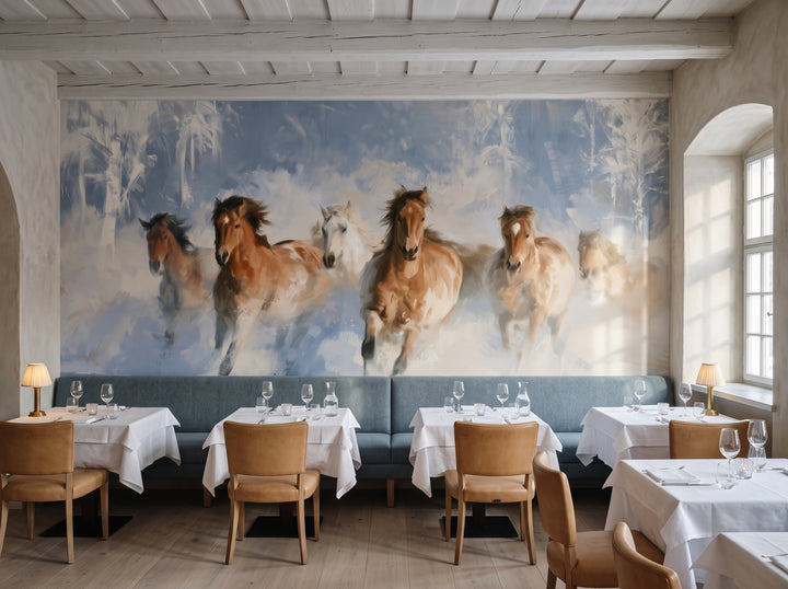 CHESTNUT RUSH en una ambientación de restaurante: fila de caballos sobre un banco azul grisáceo y mesas con manteles blancos