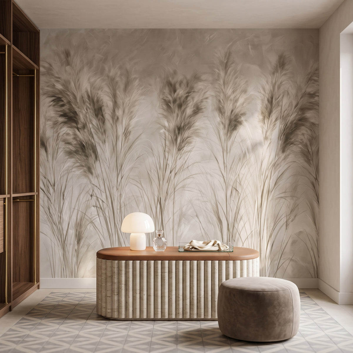 CHIAROSCURO w aranżacji garderoby w mediolańskim apartamencie, przed ścianą niska trawertynowa wyspa