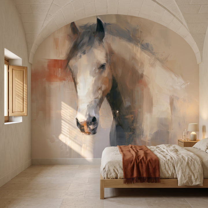 CLAY AND CREAM en la ambientación de un dormitorio: cabeza del caballo junto a una cama baja con ropa crema y una manta color óxido