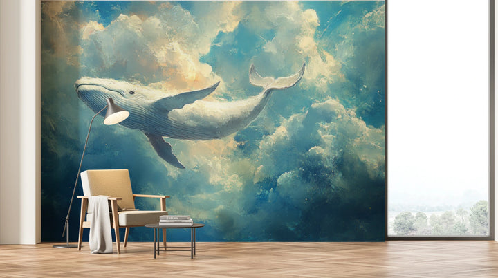CLOUDBREAK auf der ganzen Wand eines Wohnzimmers: Wal zwischen Wolken überragt einen Sessel mit Stehlampe, daneben ein Panoramafenster
