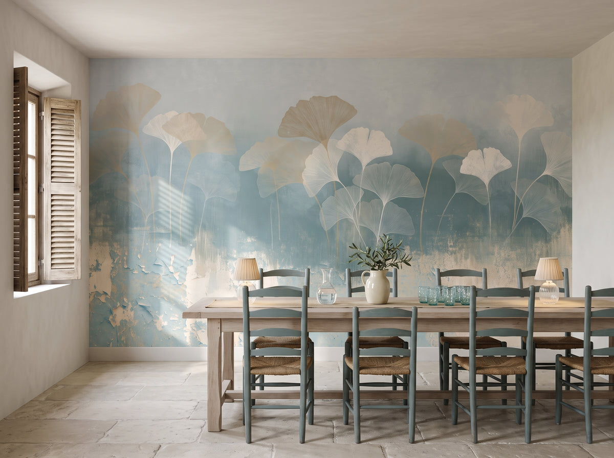 CRACKLE GLAZE mis en scène dans une salle à manger d'une maison provençale, devant le mur une longue table en chêne et des chaises gris-bleu