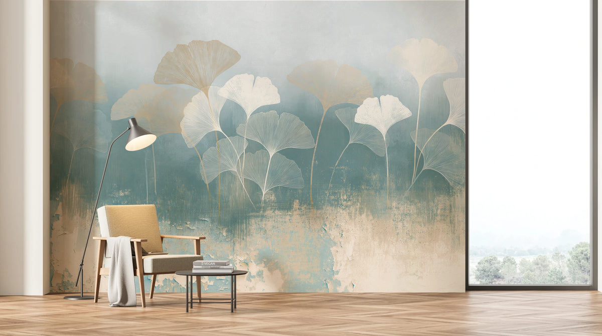 CRACKLE GLAZE sur tout le mur d'un salon clair – touffes de feuilles au-dessus d'un fauteuil en bois, d'une lampe et d'une table noire
