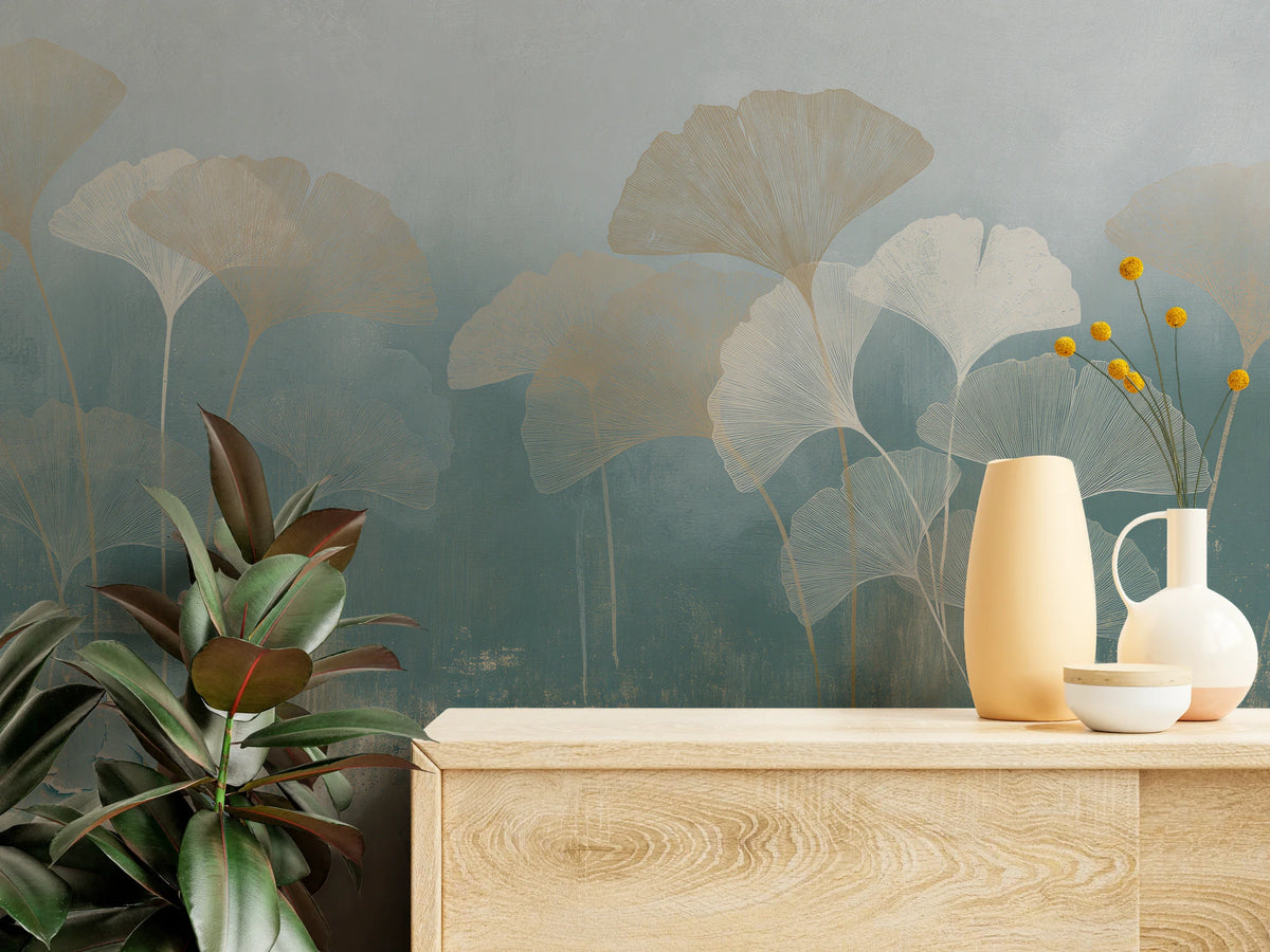 CRACKLE GLAZE de près – feuilles beiges et blanches qui se chevauchent, derrière une commode avec des vases