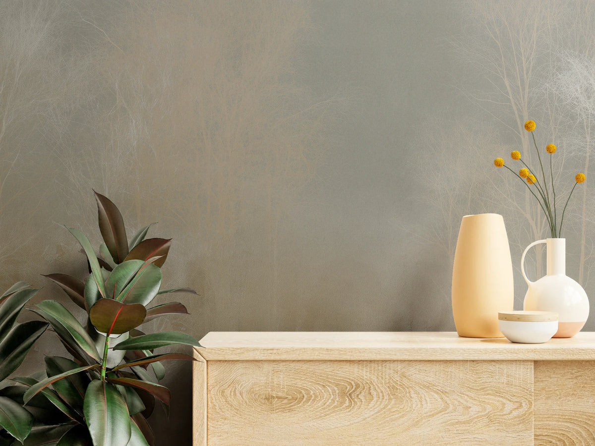 CRAQUELURE de près : fines branches dans la brume au-dessus d'un meuble en bois avec vases et ficus