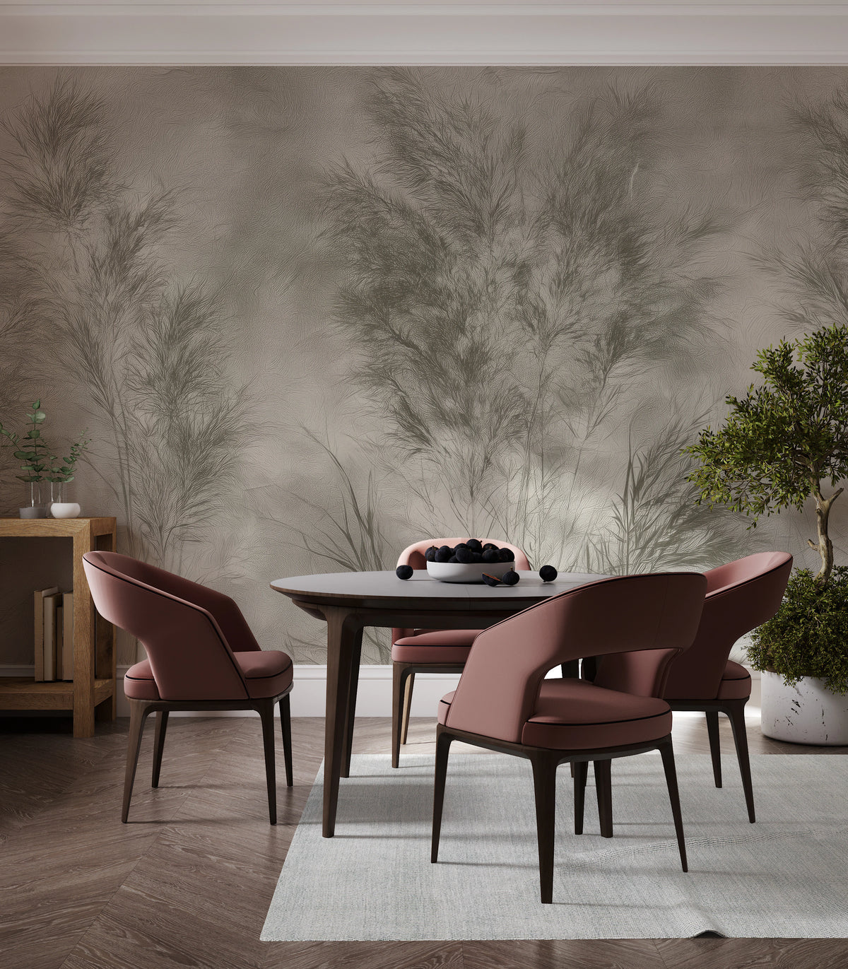 CREASED LINEN an der ganzen Esszimmerwand hinter einem runden Tisch; die Rispen reichen hoch über die Lehnen der rosa Stühle
