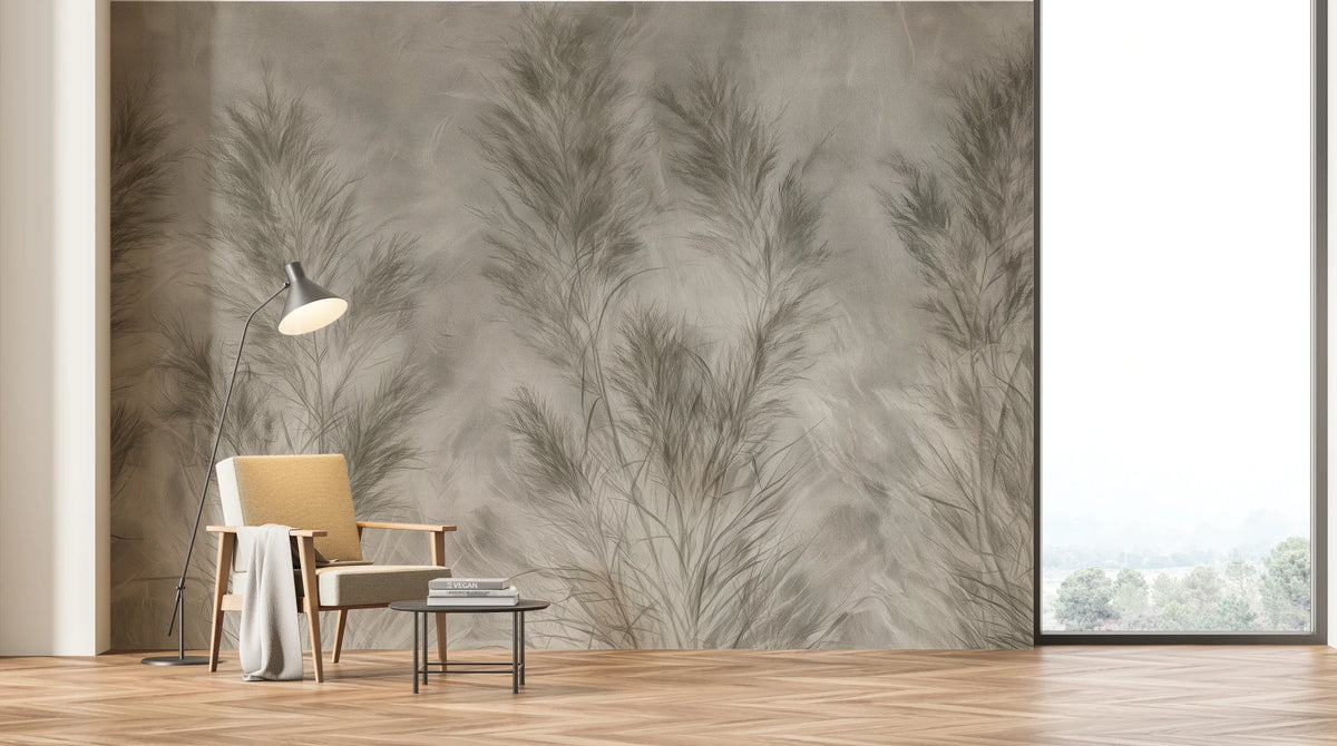DOVE GRASSES en toda la pared de un salón luminoso con ventana: las matas se alzan muy por encima del sillón, la lámpara de pie y la mesita