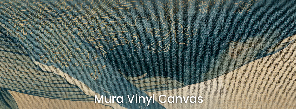 EDO LEVIATHAN auf dem Trägermaterial Mura Vinyl Canvas: goldenes florales Ornament auf dunkelblauem Rumpf, Leinwandstruktur