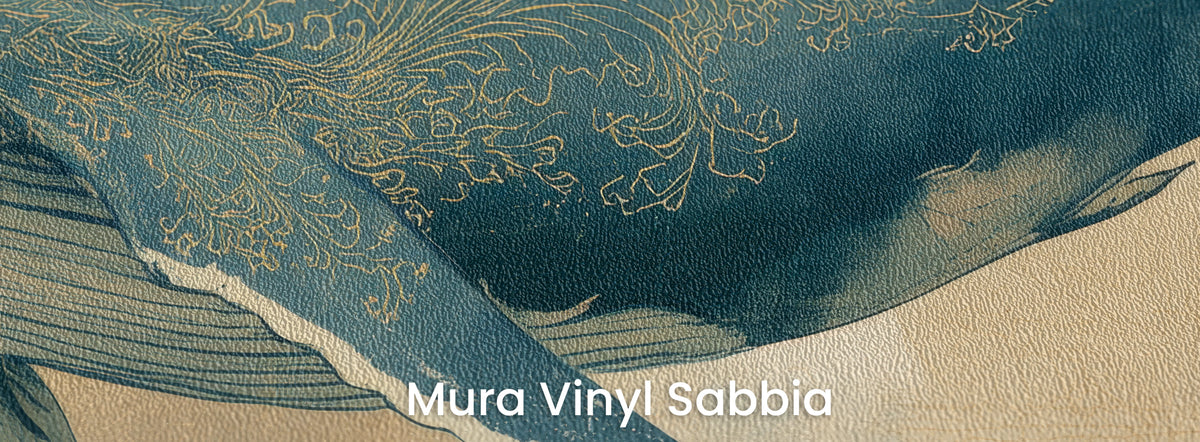 EDO LEVIATHAN auf dem Trägermaterial Mura Vinyl Sabbia: Flosse mit weißem Rand und goldenes Ornament auf grober Sandkörnung