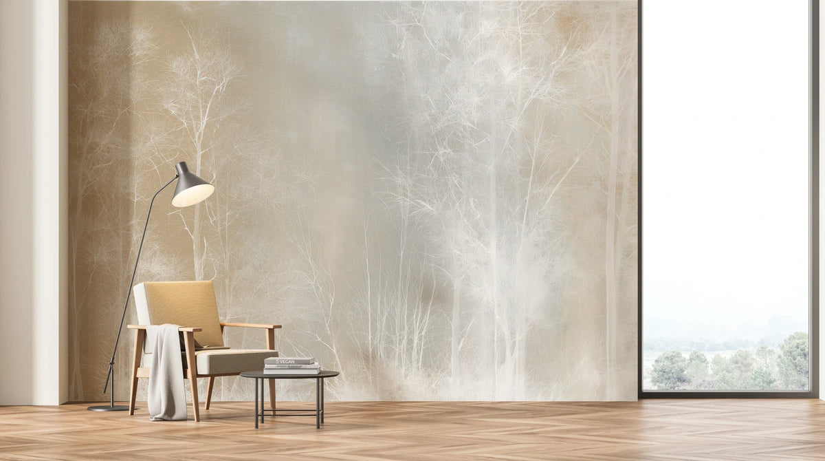 EQUINOX sur tout le mur d'un salon à baie panoramique – les arbres s'élèvent bien au-dessus du fauteuil et de la lampe