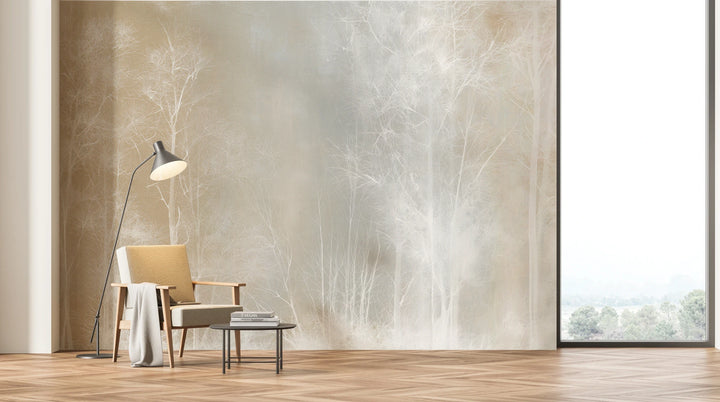 EQUINOX sur tout le mur d'un salon à baie panoramique – les arbres s'élèvent bien au-dessus du fauteuil et de la lampe