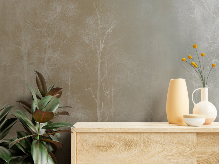 EQUINOX de près – fines branches blanches au-dessus d'une commode en bois clair avec des vases