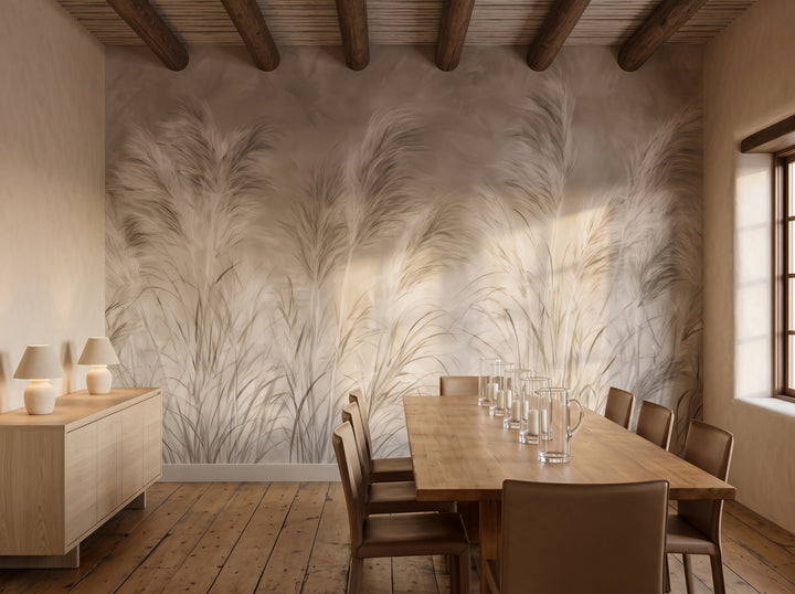 ESTANCIA EVENING en la ambientación de un comedor en una casa de adobe en Santa Fe, con una mesa larga de madera clara y sillas de cuero ante la pared