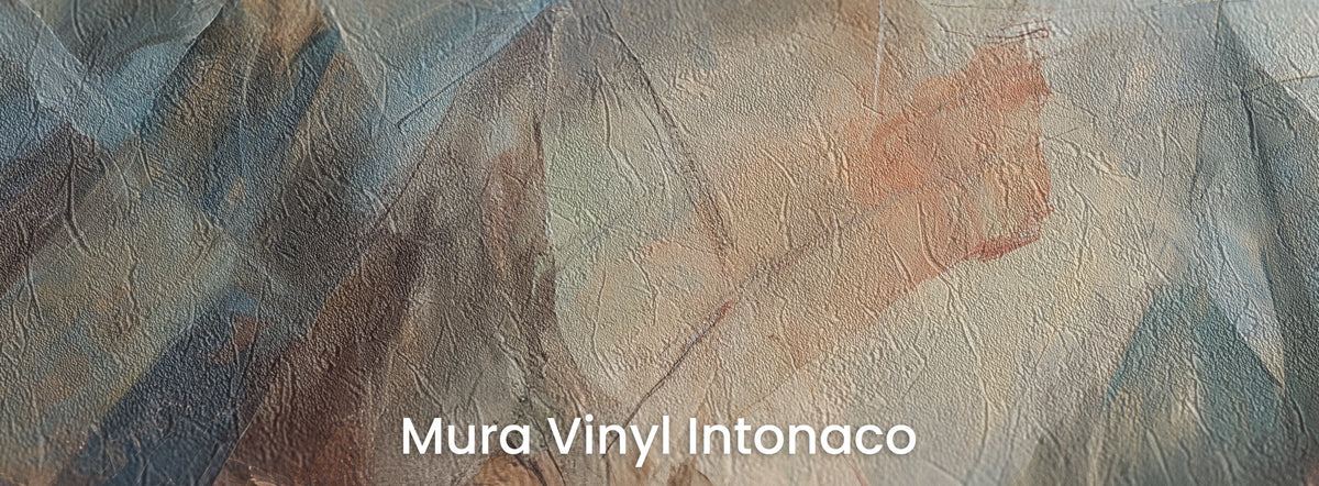 FACETED LEAP auf dem Trägermaterial Mura Vinyl Intonaco – scharfe Flächen in Blau und Creme auf Reibeputz-Struktur