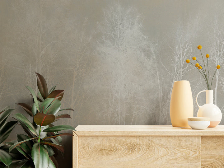FALLOW GROUND de près au-dessus d'une commode en bois clair avec vases – fines branches plumeuses sur fond gris-beige