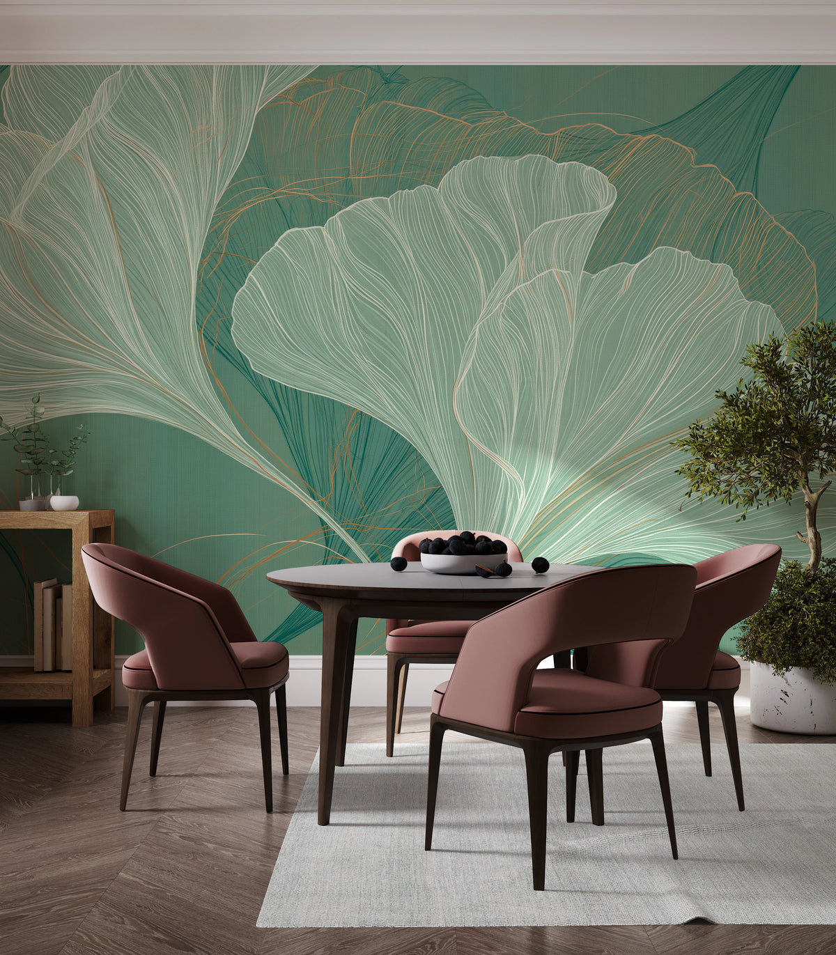 FANFARE sur tout le mur d’une salle à manger – deux feuilles claires montent haut au-dessus de la table ronde et des chaises