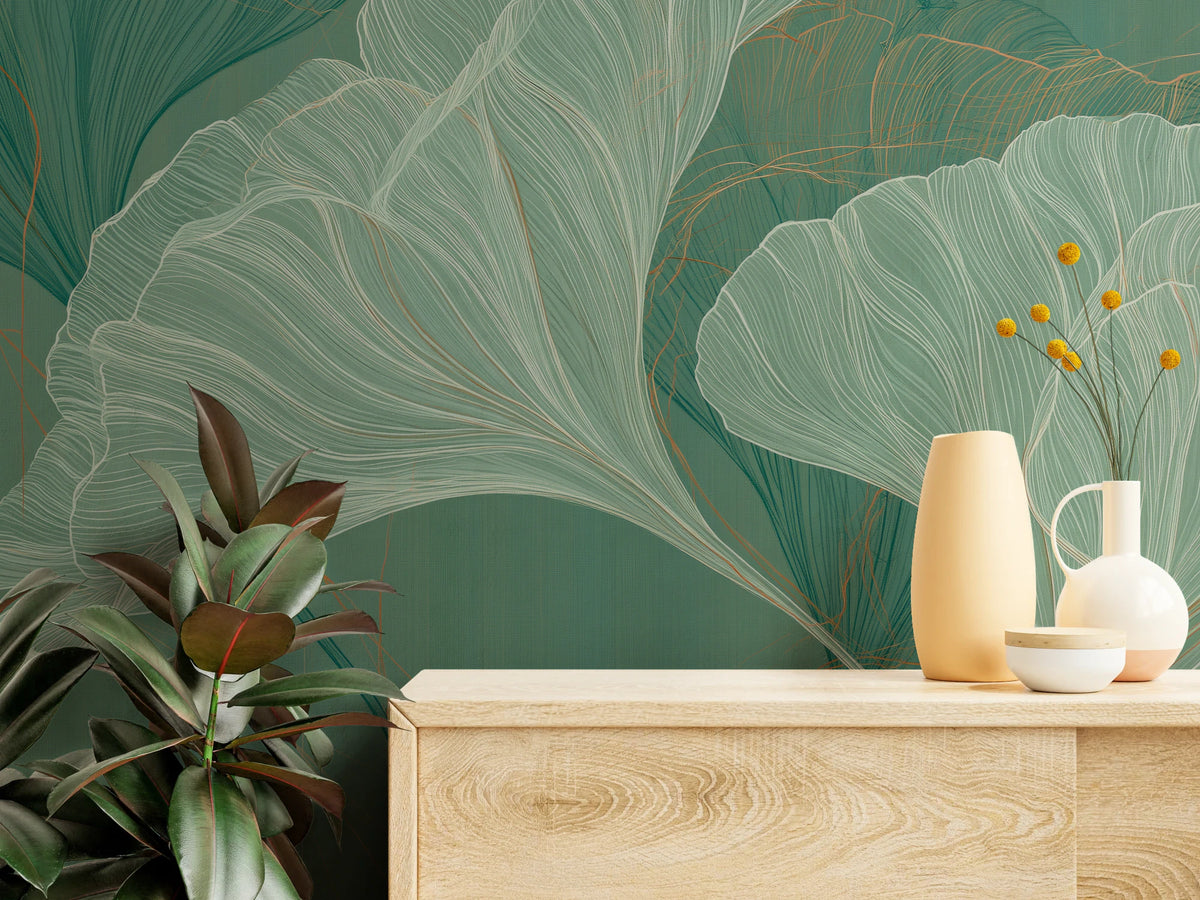 FANFARE en gros plan – lignes denses des feuilles claires et fils rouille au-dessus d’une commode claire avec des vases