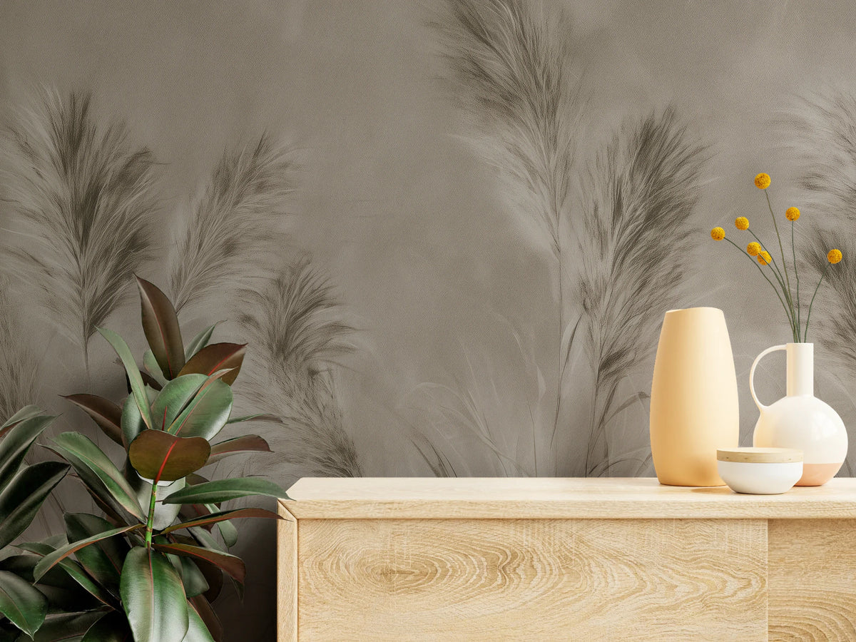 FAWN QUILLS de cerca: plumeros con núcleos sepia sobre una cómoda de madera clara con jarrones de cerámica