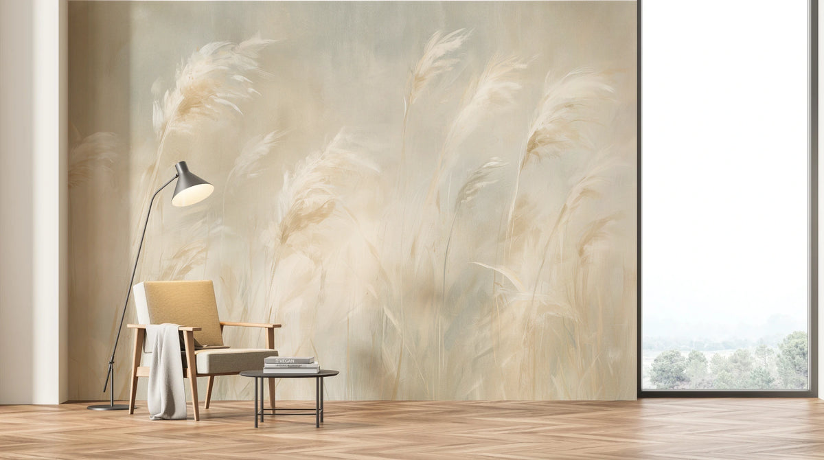 FIELD STUDY sur tout le mur d'un salon lumineux avec fenêtre – les plumets montent plus haut que le fauteuil et le lampadaire