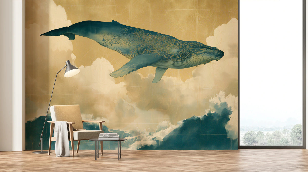 FLOATING WORLD auf der ganzen Wand eines Wohnzimmers mit großem Fenster: tauchender Wal über Sessel mit Stehlampe, rechts hohe Welle mit Gischt