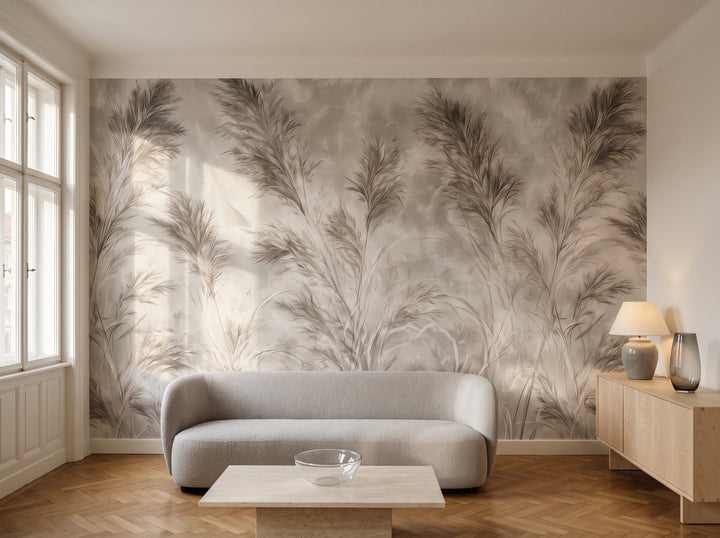 FREEHAND w aranżacji salonu w kamienicy z lat 20. w Pradze, przed ścianą niska sofa i brzozowa komoda