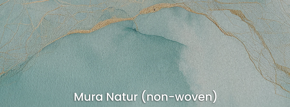 GOSSAMER TIDE en el soporte Mura Natur: mancha de acuarela turquesa y línea dorada sobre tejido no tejido mate