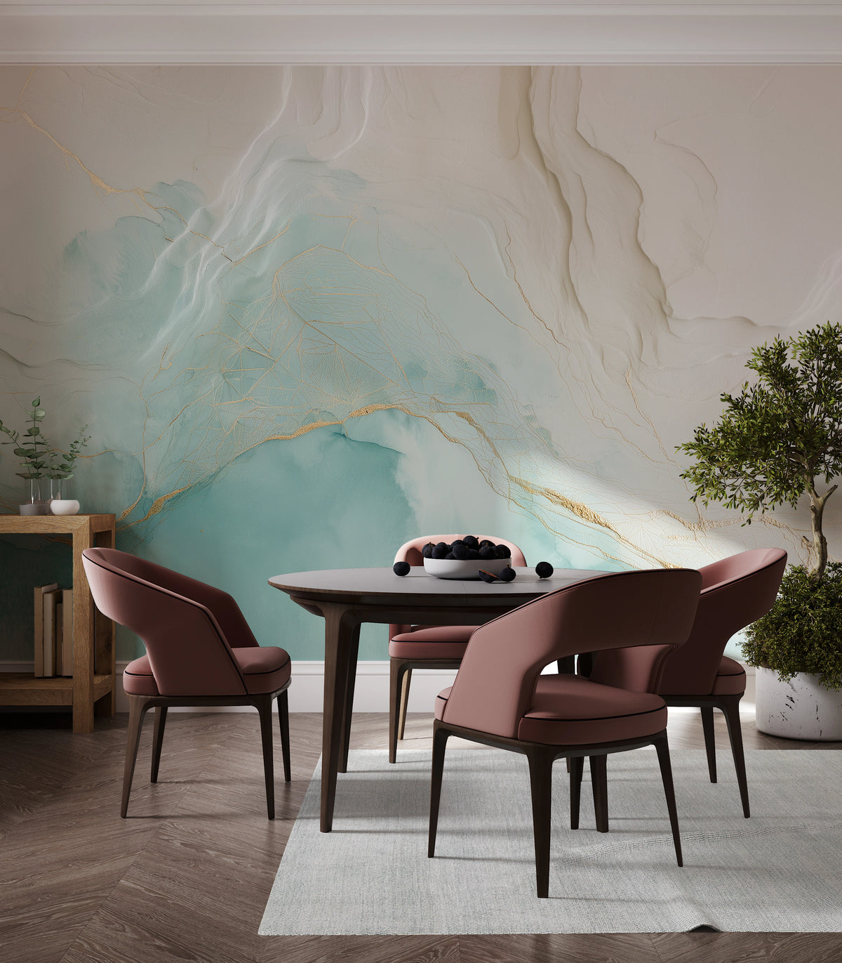 GOSSAMER TIDE en toda la pared de un comedor: zona crema con pliegues y mancha turquesa tras una mesa redonda con sillas