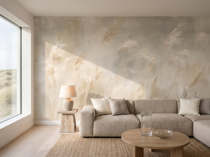 GRASS TIDE dans une mise en scène de salon d'une maison parmi les dunes de Zélande, derrière un canapé bas et profond