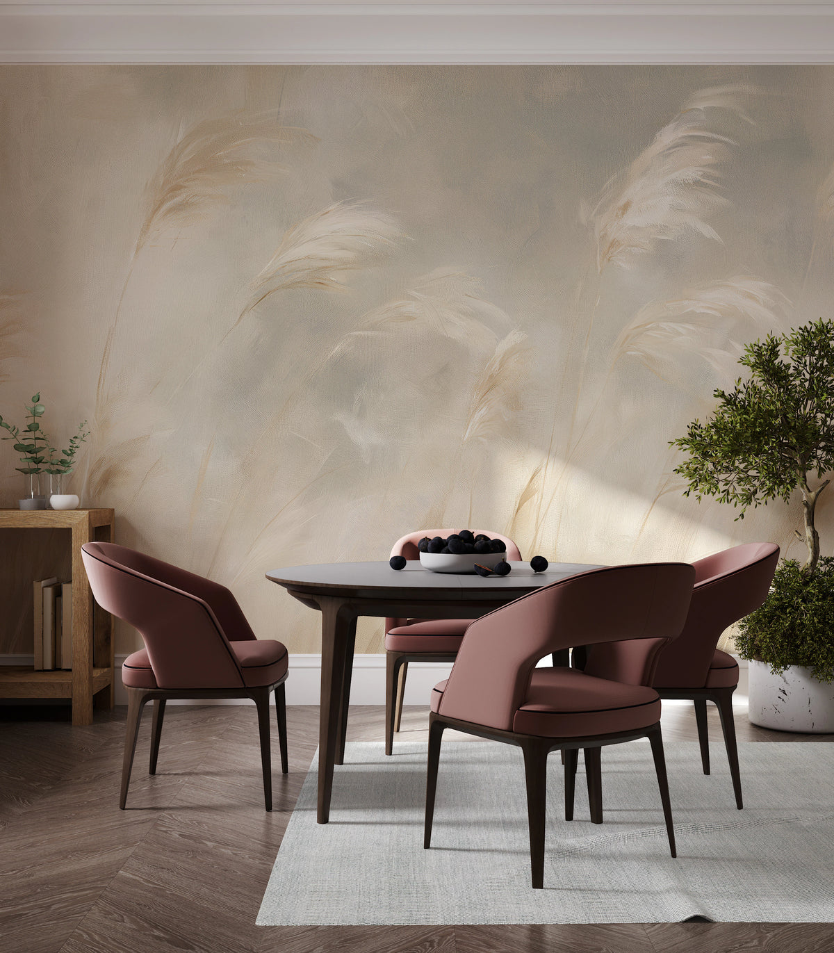 GRASS TIDE sur tout le mur de la salle à manger – hauts plumets au-dessus d'une table ronde et de chaises vieux rose