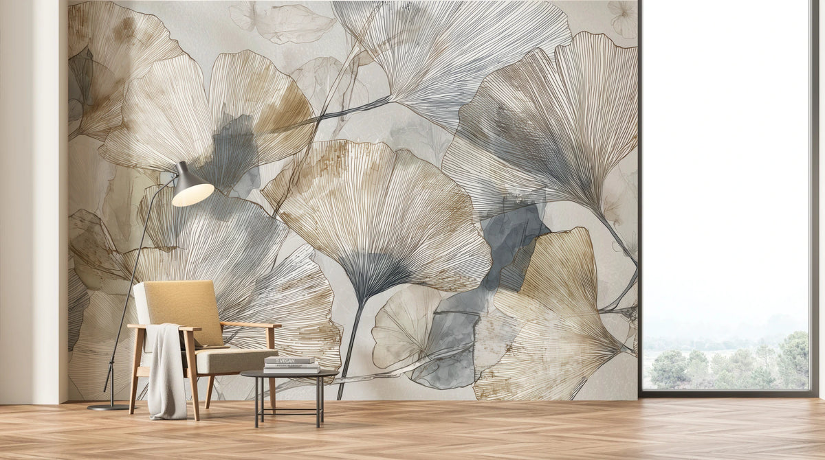 HERBARIUM sur tout le mur d'un salon clair à grande fenêtre : les feuilles au-dessus du fauteuil et de la lampe sont plus larges que le fauteuil