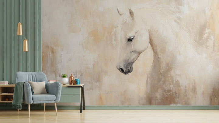 HONEY HUSH, pared de salón: caballo blanco con la cabeza inclinada en el centro de una pared crema y miel; a la izquierda, panel verde y sillón celeste
