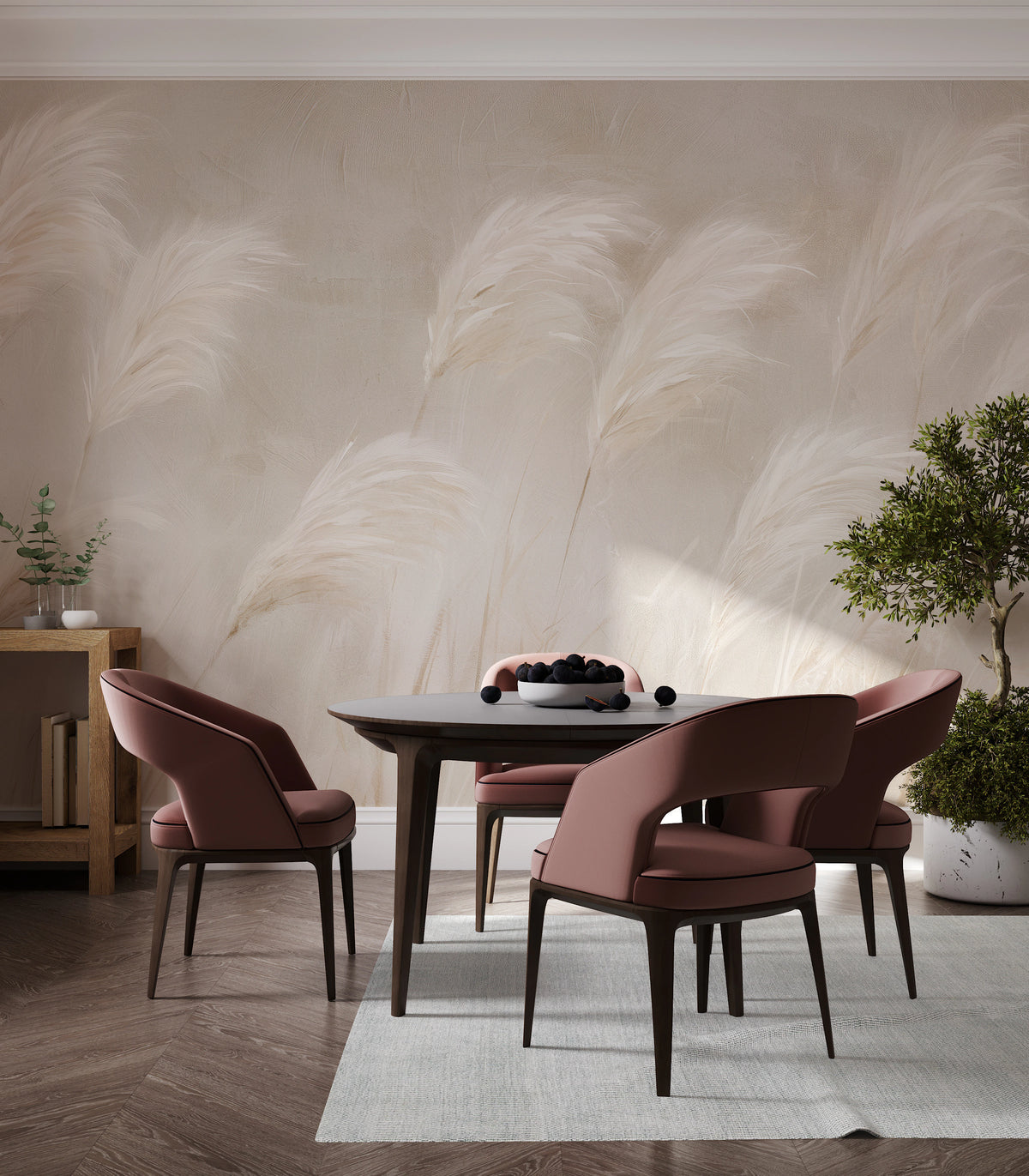 IMPASTO sur tout le mur d'une salle à manger ; les plumets flottent haut au-dessus d'une table ronde et de chaises vieux rose