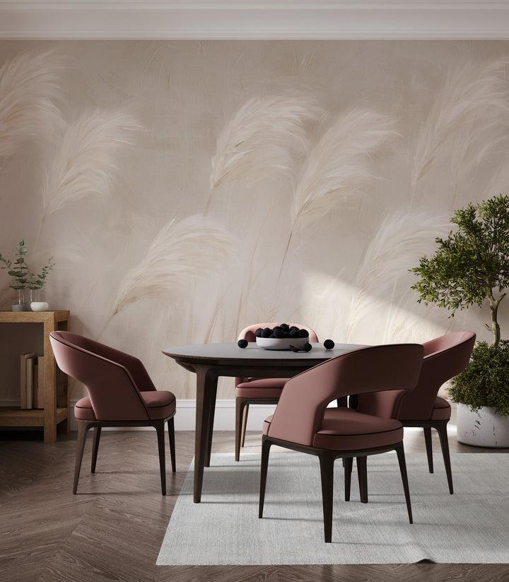 IMPASTO sur tout le mur d'une salle à manger ; les plumets flottent haut au-dessus d'une table ronde et de chaises vieux rose